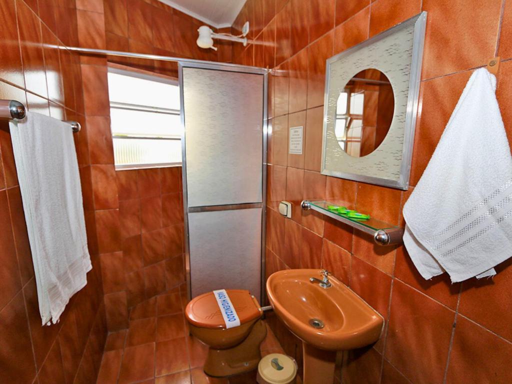 Banheiro da suíte com box e toalhas