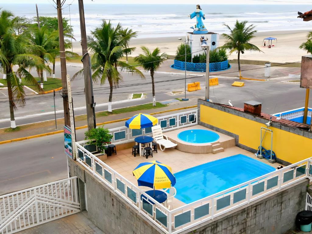 Piscinas da pousada com a praia de Mongaguá ao fundo