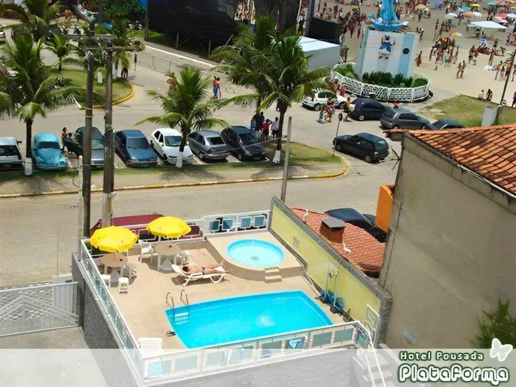Deck das piscinas com a praia movimentada