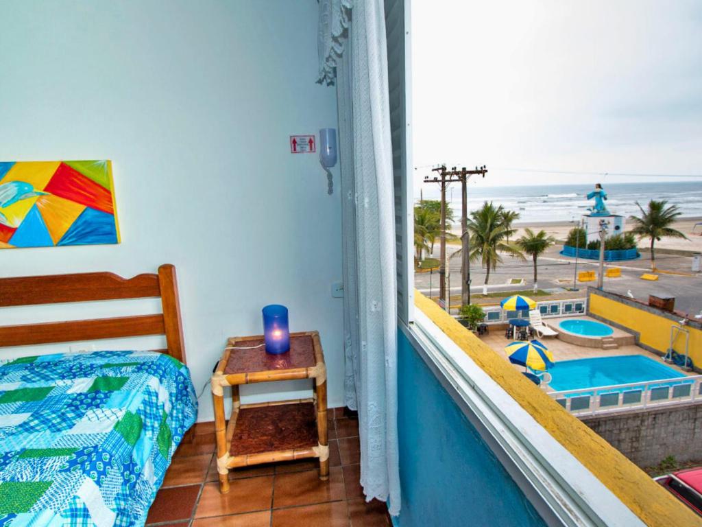 Quarto com janela para o mar