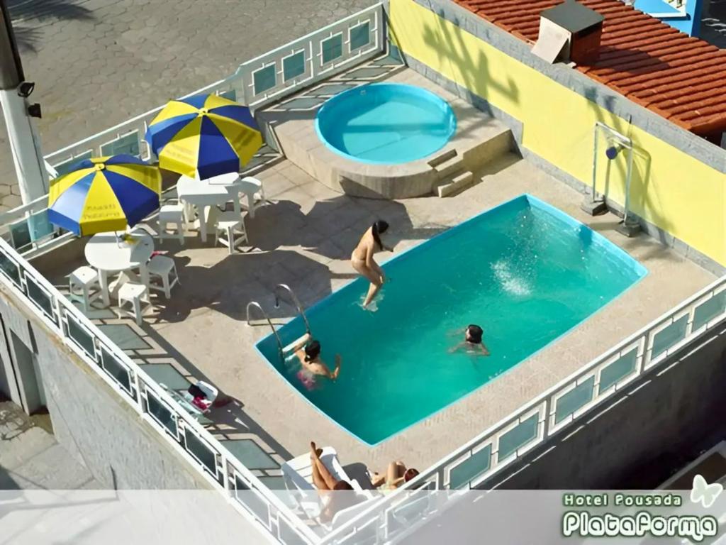 Hóspedes na piscina da pousada