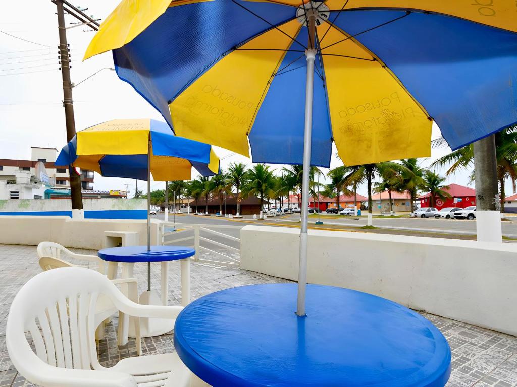 Mesas com guarda-sóis em frente à praia
