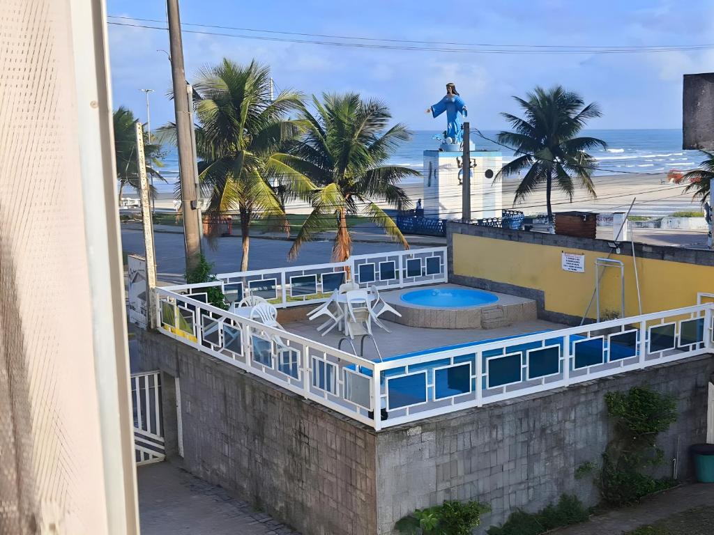 Piscina com o mar e a orla ao fundo