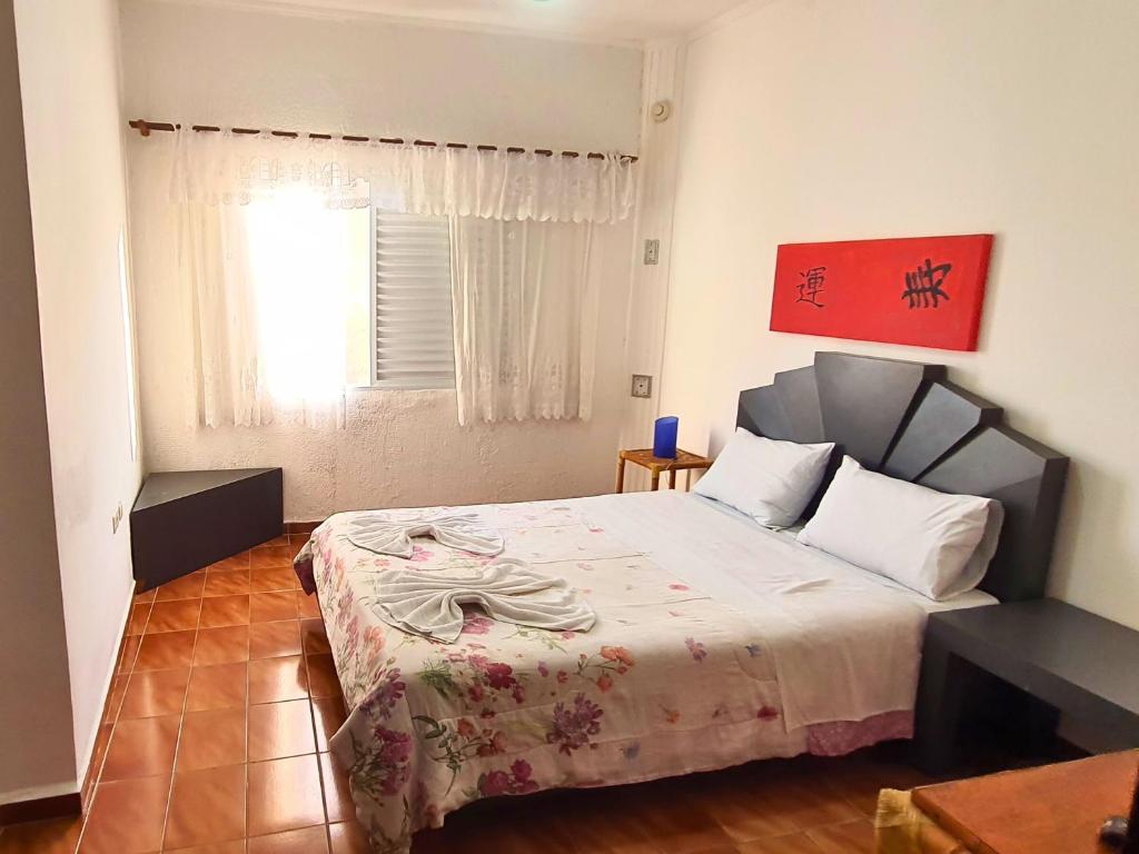 Suíte com cama de casal e cama extra